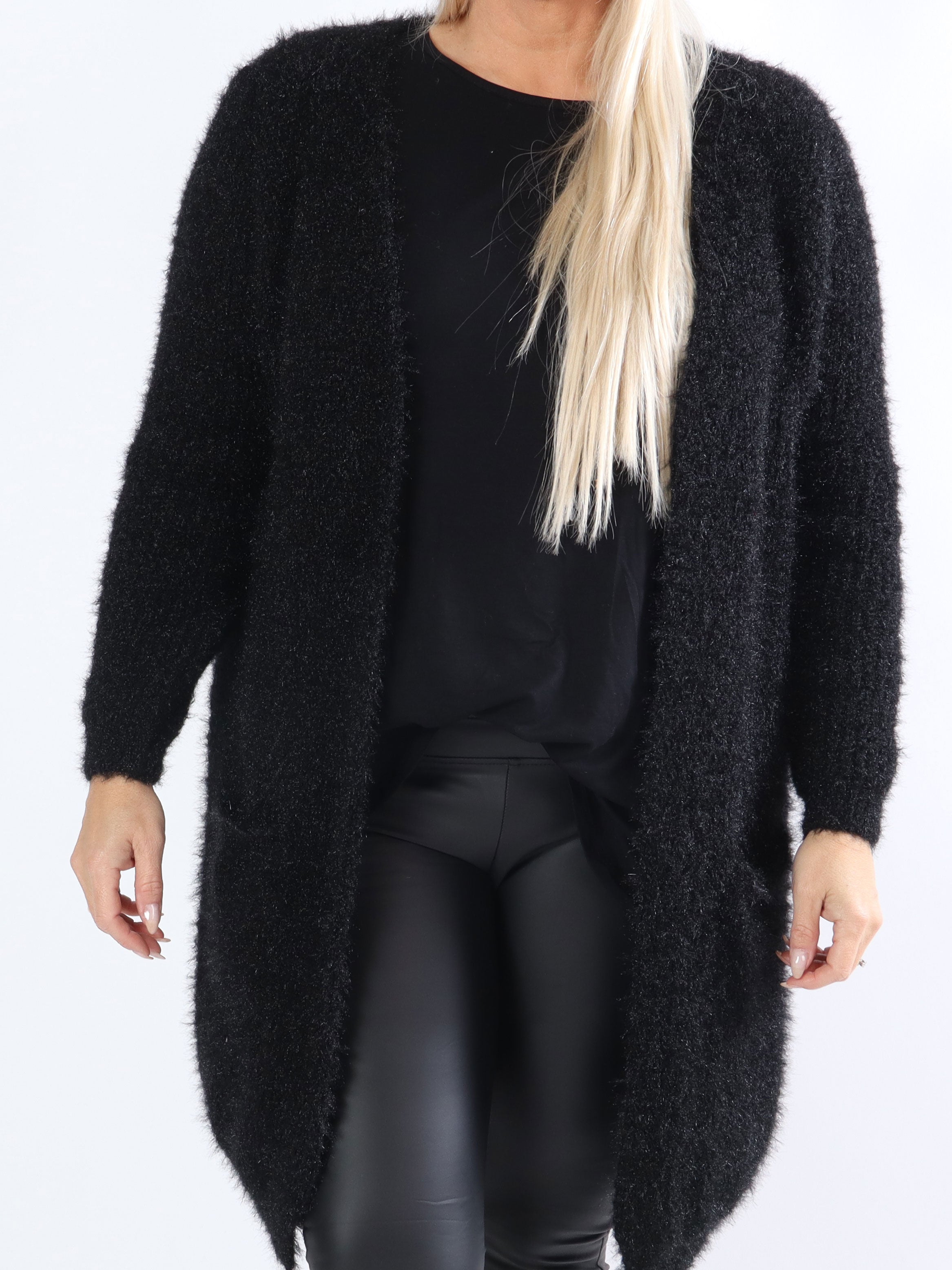 Levy - Svart plus size fluffig kofta med fickor